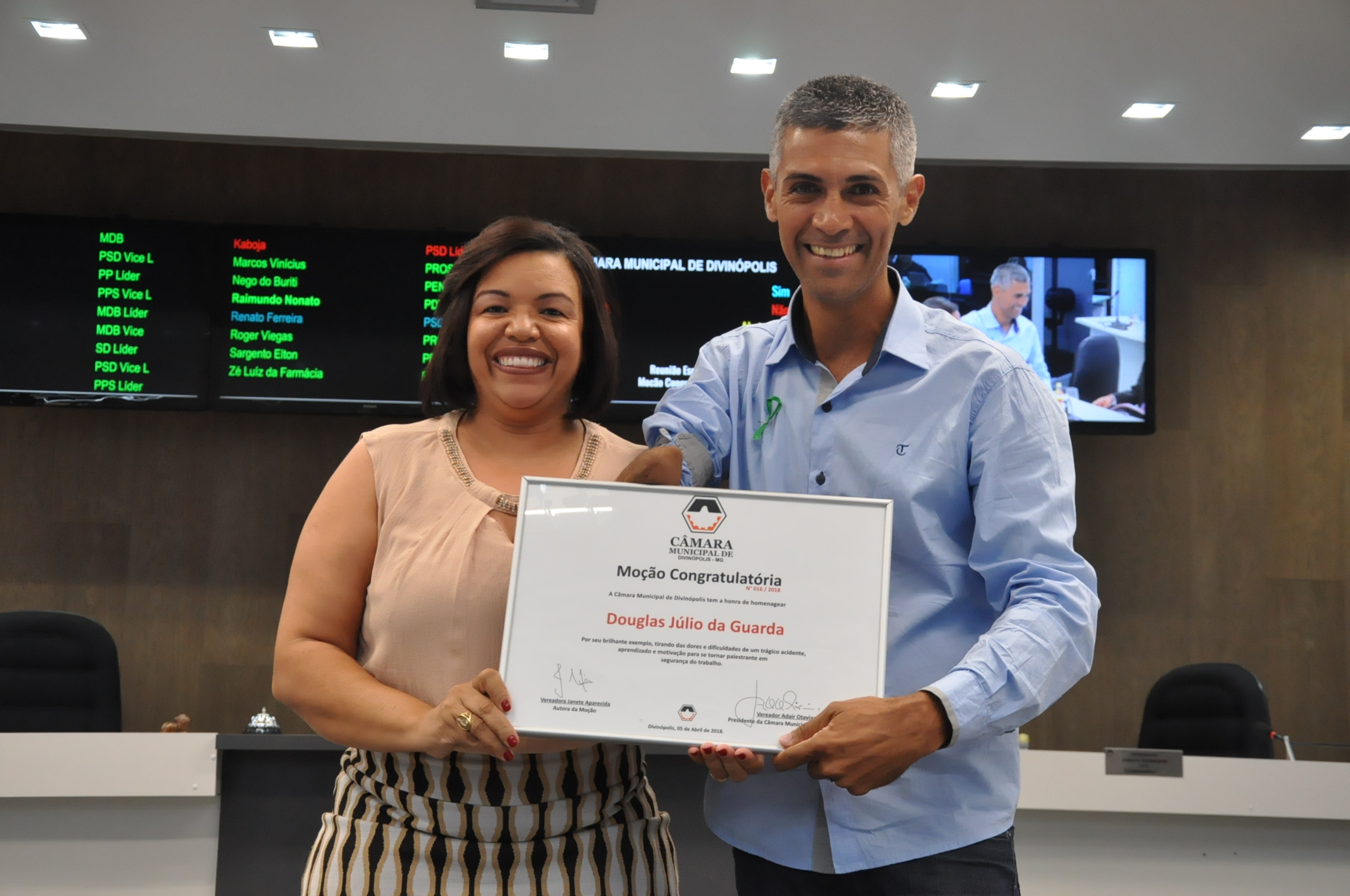 Ver. Janete Aparecida  - Douglas Júlio Guarda -Moção Congraturatória 26-04-2018 