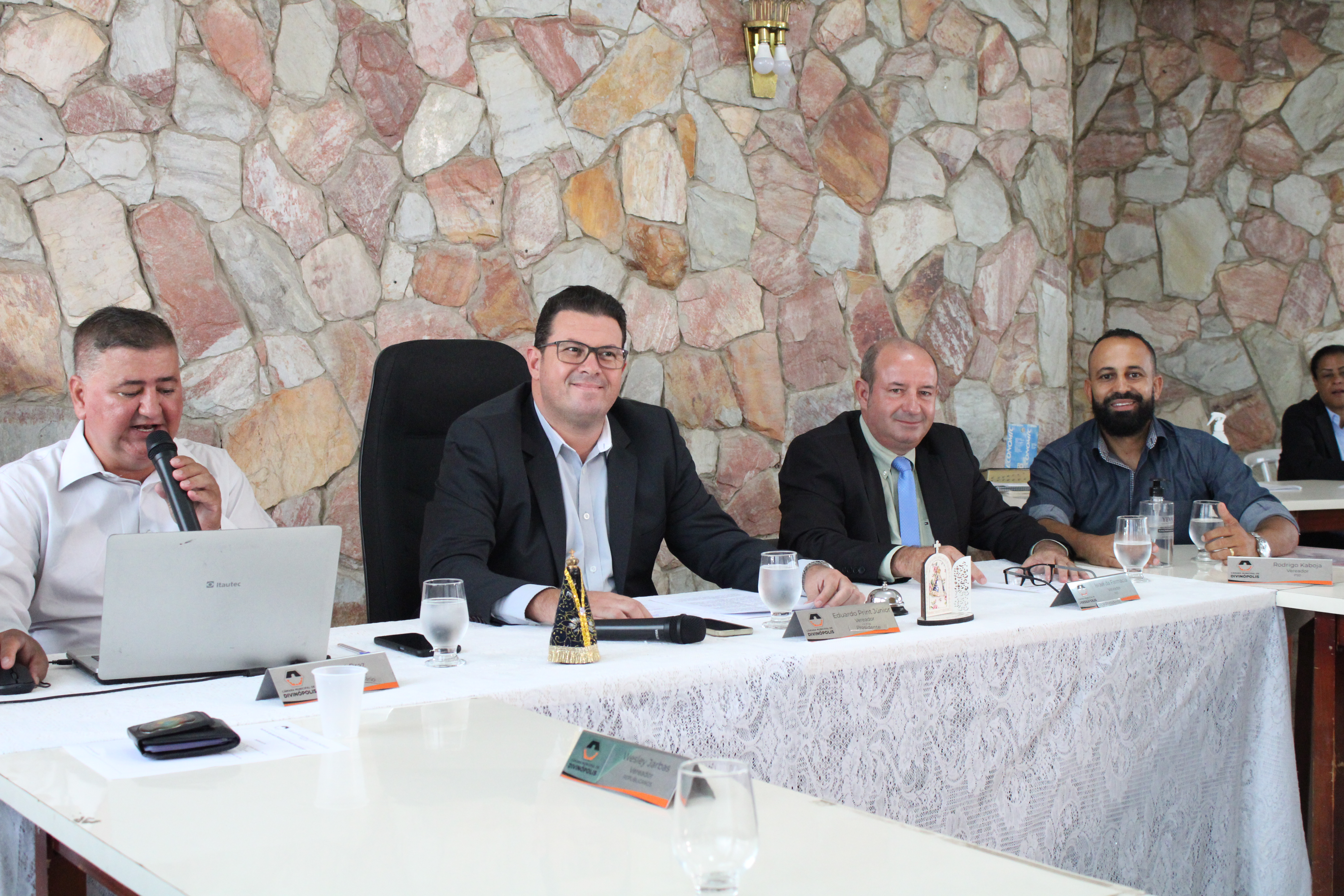 Reunião desta quinta-feira foi marcada por protestos contra a Copasa