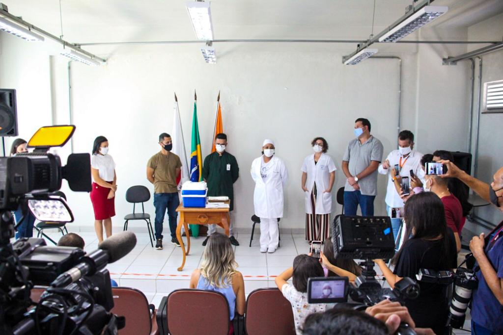 Momento histórico: Presidente da Câmara participa da primeira vacinação contra a COVID-19 em Divinópolis