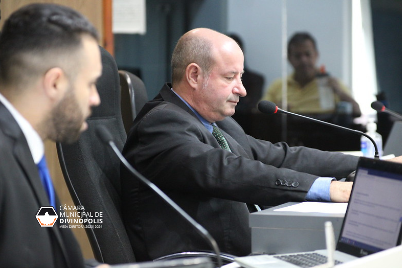 Vereadores debatem cinco matérias em plenário durante a 10ª reunião