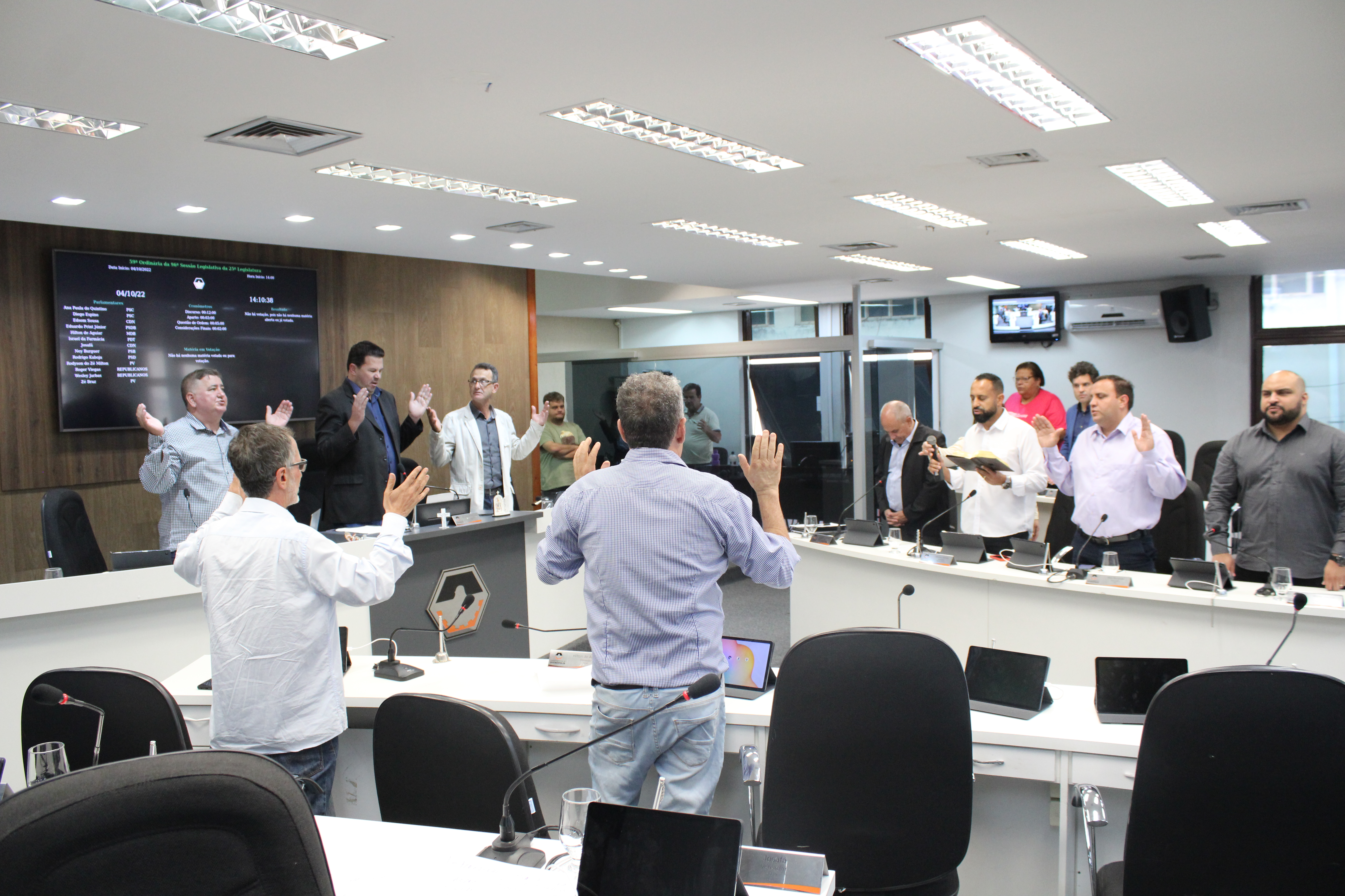 Vereadores parabenizam colegas eleitos durante Reunião Ordinária 